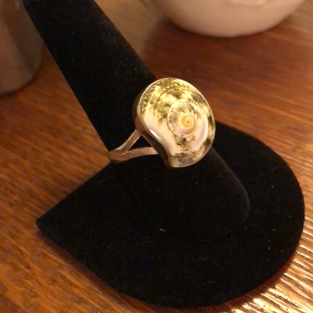 925 Silver and seashell ring. Size 8 3/4
